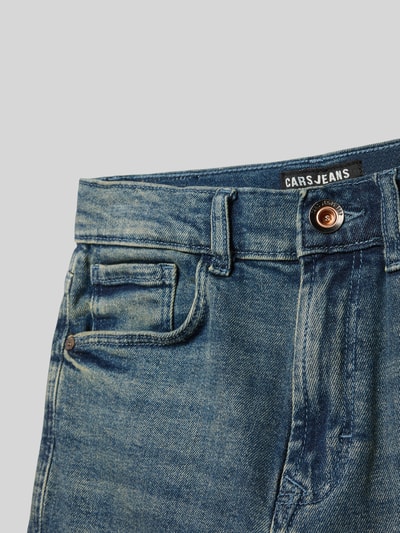 Produktfoto, Straight Fit Jeans mit Logo-Patch Modell 'Garwell' von CARS JEANS im klassischen 5-Pocket-Design aus blauem Baumwoll-Mix, Nahaufnahme Textur und Details, Kontext Kinder Jeans