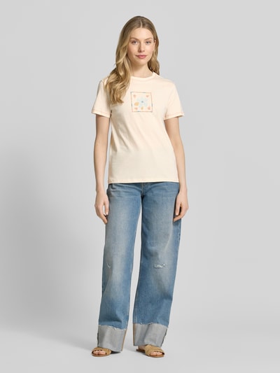Modelka kobieca nosi T-Shirt mit Motiv und Rundhalsausschnitt od Jake*s Casual, czysta bawełna, krój regular fit, motyw, długość tyłu w rozmiarze S: 59 cm, jasny kolor, gładka tekstura, przód ozdobiony nadrukiem, całkowity widok z przodu.