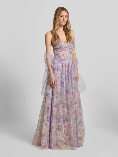 Frauenmodel trägt Corsagenkleid im Allover-Look von Mascara in zarten Lila- und Rosatönen, A-Linie, Maxikleid, Drapierungen, Schal, Ganzkörperansicht von vorne.