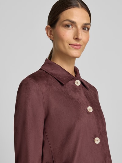 Frauenmodel trägt Regular Fit Blazer in Velours-Optik von White Label in Dunkelbraun mit Umlegekragen, Nahaufnahme Oberkörper. Damen Blazer, Velours-Optik, durchgängige Knopfleiste, Rückenlänge 58 cm, Brustweite 52 cm, Ärmellänge 64 cm.