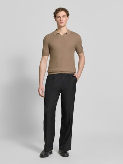 Männermodel trägt Slim Fit Poloshirt mit Viskose-Anteil von Roy Robson in Strick-Optik, Strukturmuster, Kurzärmelig, Ganzkörperansicht von vorne. Baumwoll-Mix mit Viskose-Anteil, Polokragen, Elastische Abschlüsse, Rückenlänge 67 cm, Ärmellänge 27 cm, Herrenshirt neutraler Farbton.
