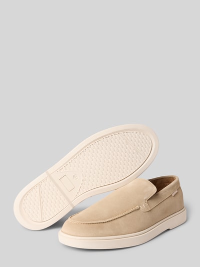Produktfoto, Loafer aus echtem Leder Modell 'LIAM' von PS Poelman w kolorze beżowym, zaokrąglony kształt, ozdobne szwy, gładka podeszwa, wysokość obcasa 2 cm w rozmiarze 44, wysokość cholewki 6 cm w rozmiarze 44, szerokość w rozmiarze 44: 12 cm