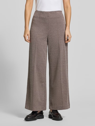 Kobiece modelka nosi spodnie Wide Fit Hose mit Viskose-Anteil Model 'Kate' od ICHI, elastyczna mieszanka materiałów z dodatkiem wiskozy, krój wide fit, ozdobne szwy, fakturowany wzór, kieszenie z tyłu, częściowo elastyczny pas, szerokość w rozmiarze S: 36 cm, długość wewnętrzna nogawki w rozmiarze S: 75 cm, widok całej sylwetki z przodu.