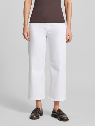 Frauenmodel trägt Caprijeans mit elastischem Bund Modell 'Linn' von Angels aus Baumwoll-Mix mit Stretch-Anteil, verkürzte Passform, Eingrifftaschen, Farbe Weiß, glatte Textur, Ganzkörperansicht von vorne.