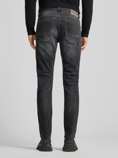 Männermodel trägt Jeans mit 5-Pocket-Design von PME Legend im Baumwoll-Viskose-Mix, gerader Schnitt, Label-Detail, Ganzkörperansicht Rückansicht.