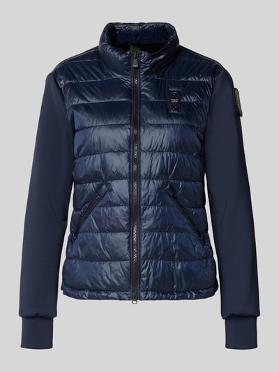 Produktfoto, dunkelblaue Steppjacke mit Seitentaschen, Label-Patches und Stehkragen, Modell 'HASKEL' von Blauer Usa, glatte Struktur