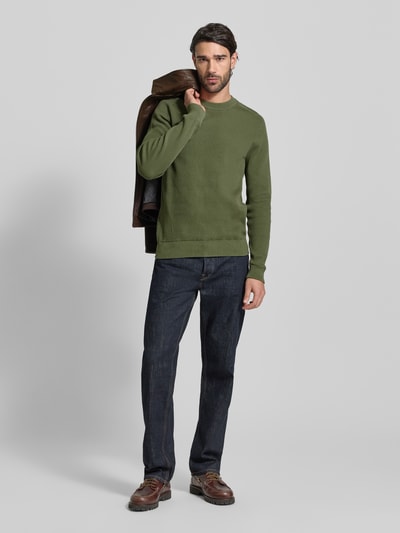 Männermodel trägt Slim Fit Pullover in Strick-Optik Modell 'Nordin' von Casual Friday in Grün, reine Baumwolle, Ganzkörperansicht von vorne.