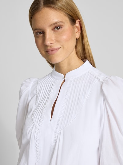 Frauenmodel trägt Hemdblusenkleid mit Puffärmeln Modell 'Dido' von JOOP!, Reine Baumwolle, A-Linie, Stehkragen, Knopfverschluss, Nahaufnahme Oberkörper.