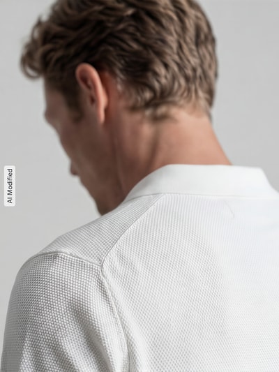 Männermodel trägt Slim Fit Poloshirt mit Strukturmuster von Christian Berg Men, reine Baumwolle, weiß, Nahaufnahme Rückenansicht
