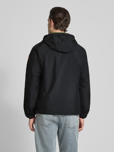 Männermodel trägt schwarze Jacke mit Zweiwegereißverschluss Modell 'Zayn' von SAVE THE DUCK, Regular Fit, Rückenansicht, Ganzkörperansicht Rückansicht