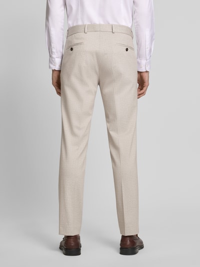 Männermodel trägt Slim Fit Stoffhose mit Viskose-Anteil Modell 'Paco' von CG - Club of Gents in Beige, Elastischer-Material-Mix, Bügelfalten, Eingriffstaschen, Gesäßtaschen, Knopf- und Reißverschluss, Bundweite 45 cm, Innenbeinlänge 80 cm, Ganzkörperansicht Rückansicht.