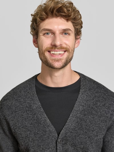 Męski model nosi kardigan z mieszanki bawełny, krój regular fit, dekolt w serek, listwa guzikowa, Casual Friday, Model 'KARL', zbliżenie górnej części ciała.