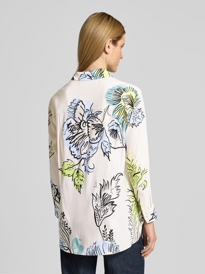 Frauenmodel trägt Relaxed Fit Bluse im Allover-Look von HERZENS aus Material-Mix mit Stretch-Anteil, Rückansicht, Ganzkörperansicht.