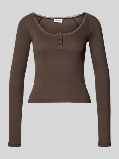 Produktfoto, Longsleeve in Ripp-Optik mit Spitzenbesatz Modell 'MAYA' von NOISY MAY®, braun, Baumwoll-Elasthan-Mix, Slim Fit, Knopfleiste, glatte Struktur
