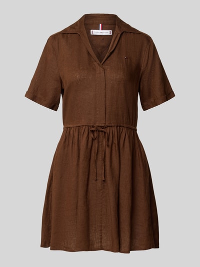 Produktfoto, Ausgestelltes Freizeitkleid aus reinem Leinen van Tommy Hilfiger, effen bruin, v-hals, overhemdkraag, korte mouw, mini lengte, logo stitching, linnen textuur