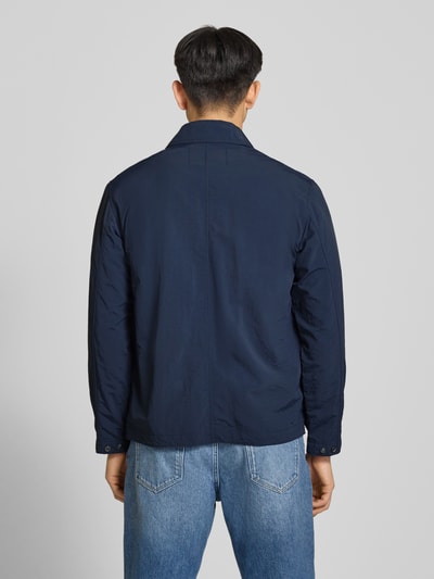 Männermodel trägt Regular Fit Blouson mit platte kraag, look: effen kleuren, waterafstotend, van Marc O'Polo Denim, Ganzkörperansicht Rückansicht.