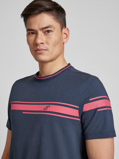 Joy T-shirt z obszyciem w kontrastowym kolorze Granatowy 3