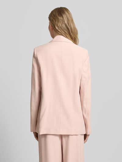 Frauenmodel trägt Relaxed Fit Blazer aus Viskose-Mix mit Pattentaschen von Jake*s Collection in zartem Rosa, Ganzkörperansicht Rückansicht.