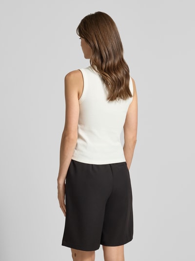 Vrouwenmodel draagt Slim Fit Tank Top uit katoenmix model 'CHLOE' van Vero Moda, look: effen, rib, brede bandjes, V-hals, mix van katoen en modal, helemaal van achteren.