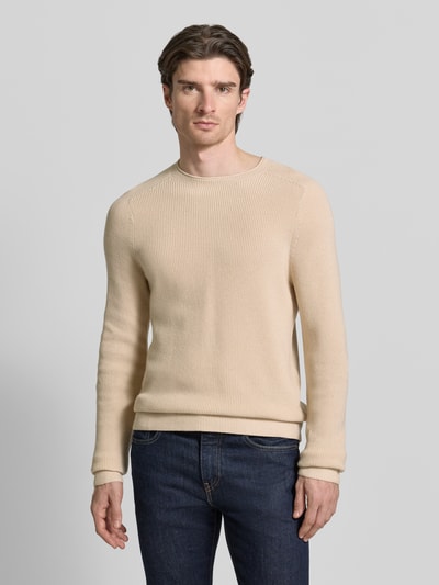 Mannelijk model draagt Strickpullover aus Baumwoll-Kaschmir-Mix mit gerippten Abschlüssen van FTC-Cashmere, beige kleur, regular fit, recht van voren, bovenlichaam close-up.