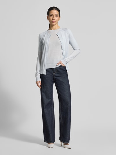 Frauenmodel trägt Shaped Fit Sweatjacke aus reiner Schurwolle Modell 'Fonami' von BOSS, Optik: Unifarben, Strick, Ganzkörperansicht von vorne.