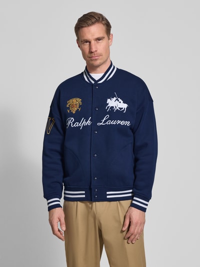 Männermodel trägt Regular Fit College-Jacke aus Baumwoll-Mix von Polo Ralph Lauren, Optik: Unifarben, Nahaufnahme Oberkörper.