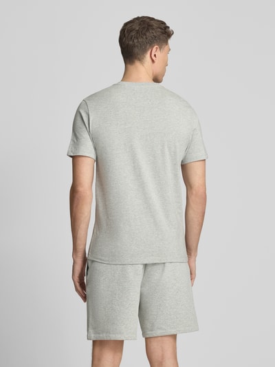 Männermodel trägt T-Shirt mit Logo und Rundhalsausschnitt von GAP, Herren T-Shirt aus Reine Baumwolle, Regular-Fit, Rückenlänge 72 cm, Ganzkörperansicht Rückansicht.