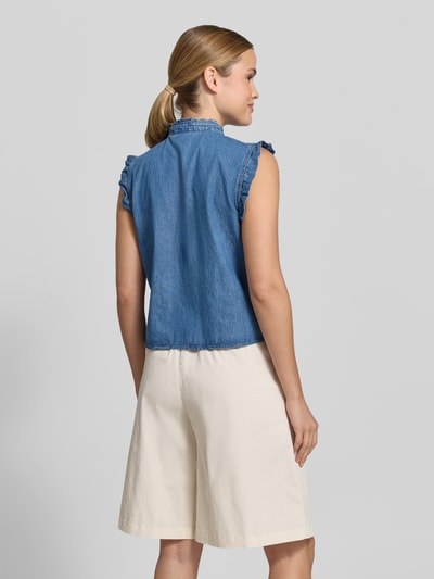 Frauenmodel trägt Regular Fit Hemdbluse in Denim-Optik von More & More, Reine Baumwolle, Stehkragen mit Rüschenbesatz, Ärmelloses-Design, Rückansicht, Ganzkörperansicht Rückansicht.