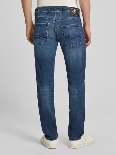 Männermodel trägt Straight Fit Jeans mit Eingrifftaschen Modell 'GROVER' von Replay, Denim in Blau, Ganzkörperansicht Rückansicht, Herren Jeans Baumwoll-Mix mit Stretch-Anteil, Bundweite 45 cm, Innenbeinlänge 79 cm.