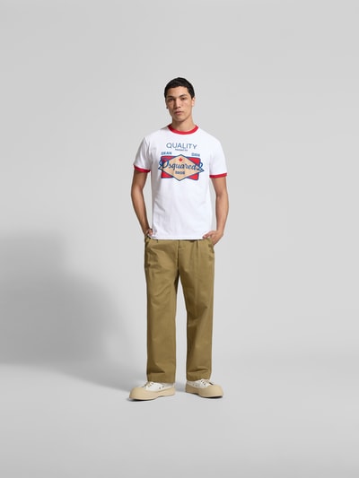 Männermodel trägt Regular Fit T-Shirt aus reiner Baumwolle von Dsquared2 mit Label-Print, weiß-rot, Rundhalsausschnitt, Kurzärmelig, Ganzkörperansicht von vorne.