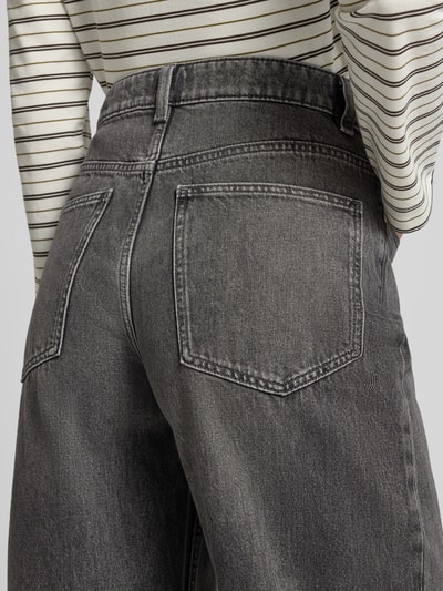 Vrouwenmodel draagt Relaxed Fit Jeans uit puur katoen van Jake*s Casual in grijs katoendenim met zichtbare zakken, detailopname rugaanzicht.