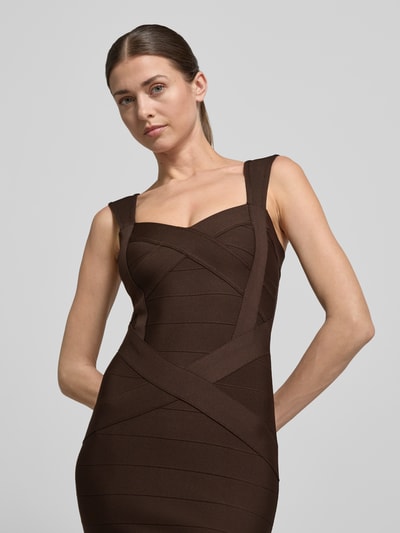 Modelka nosi Slim Fit Kleid im ärmellosen Design von Lipsy, elastyczna mieszanka materiałów, krój slim fit, fakturowany wzór, zamek błyskawiczny, krój bez rękawów, długość tyłu w rozmiarze 36: 85 cm, szerokość w rozmiarze 36: 33 cm, zbliżenie na górną część ciała