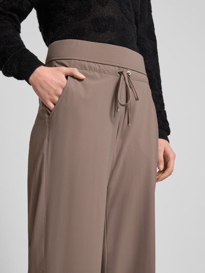 Vrouwenmodel draagt Straight Leg Jogpants uit hightech jersey model 'CANDICE' van Raffaello Rossi, dames, elastische band, vetersluiting, bandwijdte bij maat 36: 40 cm, binnenbeenlengte bij maat 36: 84 cm, detailopname taille en bovenbeen.