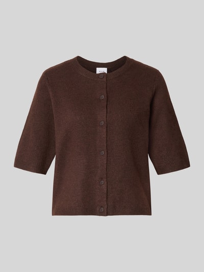 Produktfoto, brauner Regular Fit Cardigan in Strick-Optik Modell 'Iga' von VILA, elastischer Material-Mix, 1/2-Arm, Knopfleiste, neutraler Hintergrund.