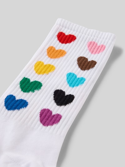 Produktfoto, Socken aus Baumwoll-Mix Modell 'Rainbow' von Happy Socks, weiß mit bunten Herzmotiven, Ripp-Optik, elastisches Rippenbündchen