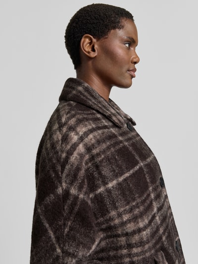 Frauenmodel trägt Relaxed Fit Mantel aus Woll-Mix von FUCHS SCHMITT, braunes kariertes Muster, mittlere Struktur, Nahaufnahme Oberkörper.