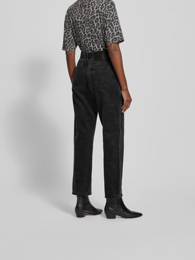 Frauenmodel trägt Jeans mit 5-Pocket-Design von black palms in Schwarz, Reine Baumwolle, Lockerer-Schnitt, Label-Stitching, Ganzkörperansicht Rückansicht.
