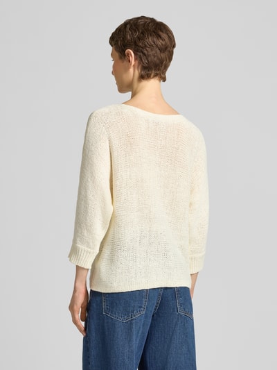 Vrouwenmodel draagt Strickpullover mit 3/4-Arm Modell 'Tapper' van FREE/QUENT, regular fit, ronde hals, lichte crème tint, gebreide textuur, detailopname rugaanzicht.