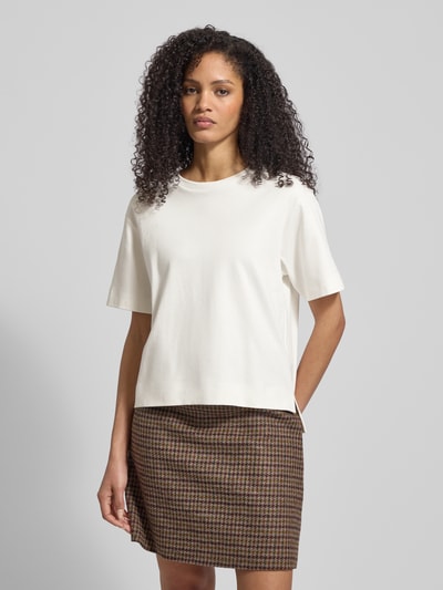Frauenmodel trägt Regular Fit T-Shirt aus reiner Baumwolle Modell 'MULTID' von Weekend Max Mara, unifarben, Rundhals, Feinripp, Ganzkörperansicht von vorne.