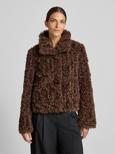 Frauenmodel trägt Regular Fit Jacke aus Teddyfell von White Label in Braun, strukturierte Oberfläche, Umlegekragen, Ganzkörperansicht von vorne. Rückenlänge 57 cm, Schulterbreite 44 cm, Brustweite 56 cm, Ärmellänge 75 cm.