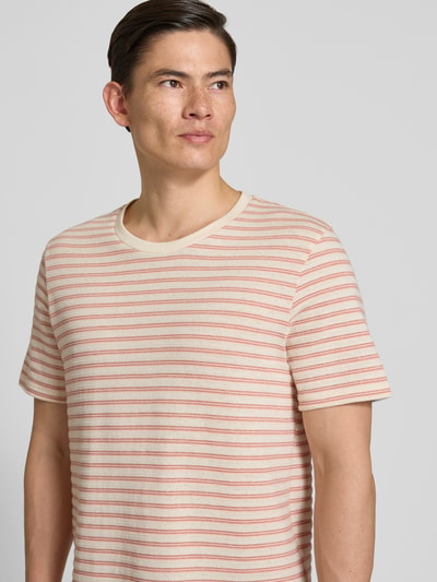 Männermodel trägt Regular Fit T-Shirt aus katoenmix Modell 'KEVIN' van SELECTED HOMME met allover gestreept motief, fijngebreide textuur, ronde hals en korte mouwen, Nahaufnahme Oberkörper.
