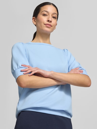 Modelka nosi Sweatshirt mit 1/2-Arm Modell 'BANU' od Soyaconcept, materiał z domieszką modalu, krój regular fit, jasnoniebieski, okrągły dekolt, bufiasty rękaw, widok na górną część ciała z przodu.