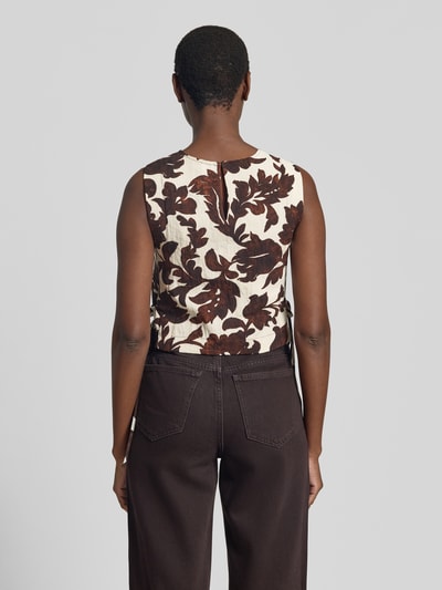 Frauenmodel trägt Blusentop aus Viskose-Mix mit seitlicher Schnürung von Mango, Allover-Look, Regular-Fit, Rundhalsausschnitt, Rückenlänge 42 cm, Größe S, Ganzkörperansicht Rückansicht.