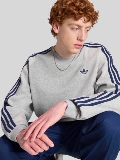 adidas Originals Bluza o kroju relaxed fit z mieszanki bawełny Średnioszary melanż 5