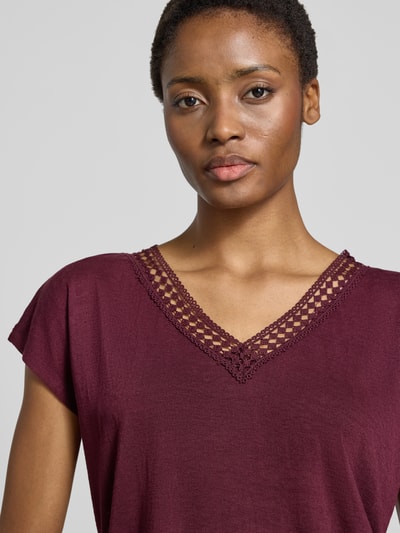 Frauenmodel trägt Regular Fit T-Shirt aus Viskose-Mix mit Loch-Stitching von zero in Bordeaux, V-Ausschnitt, semitransparent, Nahaufnahme Oberkörper.