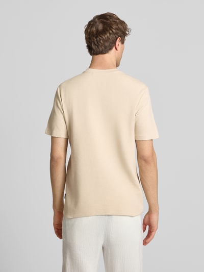 Männermodel trägt T-Shirt mit Label-Detail Modell 'FILLIP' von Blend in Beige, Reine Baumwolle, Gerader-Schnitt, Rückenansicht, Rückenlänge bei Größe M: 69 cm.