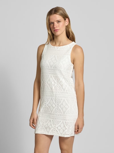 Frauenmodel trägt körpernahes Freizeitkleid aus Baumwoll-Mix Modell 'BONNIE' von Pieces, unifarben, Mini-Länge, breite Träger, Struktur-Muster, Ganzkörperansicht von vorne.