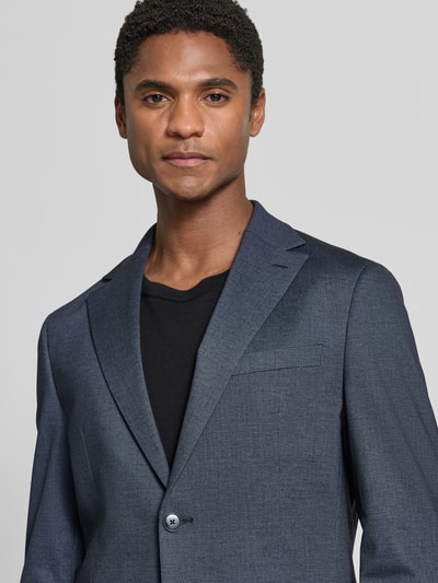 Männermodel trägt Slim Fit Sakko mit Viskose-Anteil von HECHTER PARIS in dunklem Blau, strukturierte Textur, Nahaufnahme Oberkörper. Elastischer Material-Mix, Reverskragen, Brusttasche.