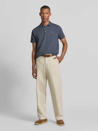 Männermodel trägt Regular Fit Poloshirt mit Logo-Stitching von Lerros, Baumwoll-Mix mit Stretch-Anteil, Strukturmuster, Ganzkörperansicht von vorne.