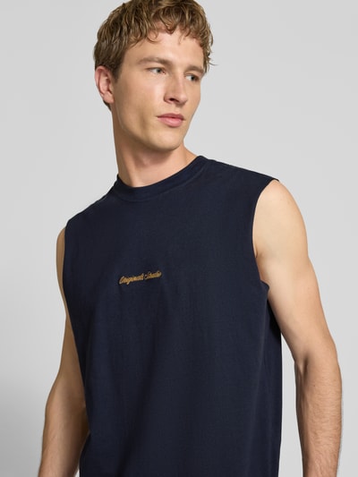 Männermodel trägt T-Shirt mit Stitching von Jack & Jones in Dunkelblau, Reine Baumwolle, Relaxed-Fit, Rundhalsausschnitt, Nahaufnahme Oberkörper. Rückenlänge bei Größe M: 69 cm.